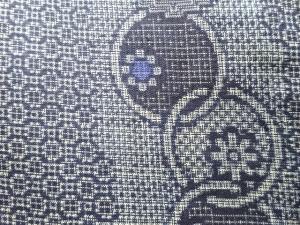 アンティーク　輪繋ぎに華紋織出し本場正藍泥染大島紬着物（割り込み絣）